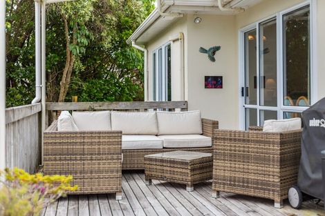 Photo of property in 21 Saunders Close, Whitby, Porirua, 5024