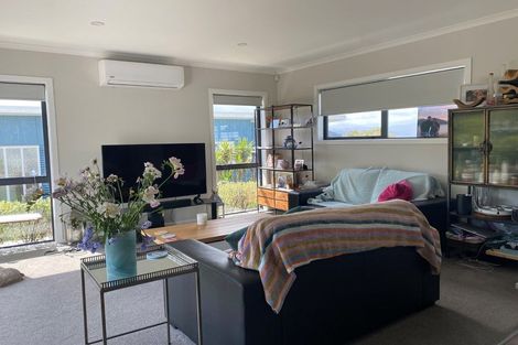 Photo of property in 37 Tamworth Crescent, Newlands, Wellington, 6037