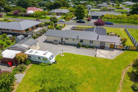 Photo of property in 2 Daffodil Grove, Carterton, 5713