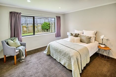 Photo of property in 70 Sunstone Crescent, Timberlea, Upper Hutt, 5018