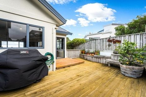 Photo of property in 75a Dress Circle, Newlands, Wellington, 6037