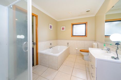 Photo of property in 56 Ruapehu Drive, Fitzherbert, Palmerston North, 4410