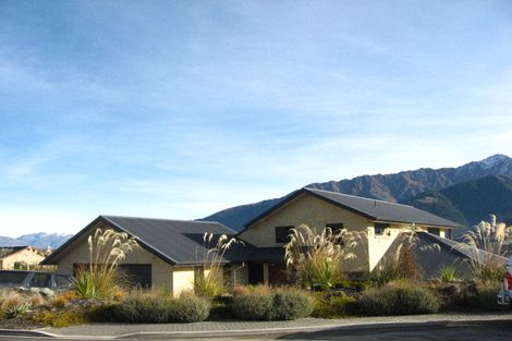 Photo of property in 13 Milward Place, Kelvin Heights, Queenstown, 9300