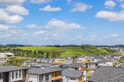 Photo of property in 30 Colliston Rise, Pinehill, Auckland, 0632