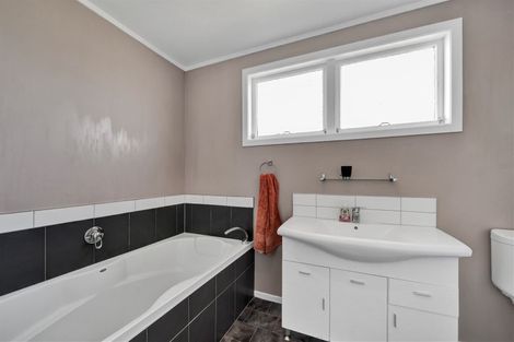 Photo of property in 37 Wallscourt Place, Normanby, Hawera, 4614