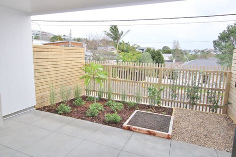 Photo of property in 3/35 Garadice Road, Rothesay Bay, Auckland, 0630