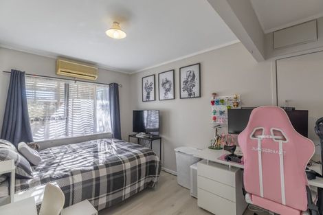 Photo of property in 2/23 Flaunty Place, West Harbour, Auckland, 0618