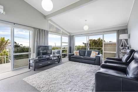 Photo of property in 3/108 East Coast Road, Forrest Hill, Auckland, 0620