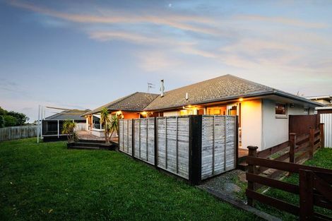 Photo of property in 27 Johnstone Drive, Fitzherbert, Palmerston North, 4410