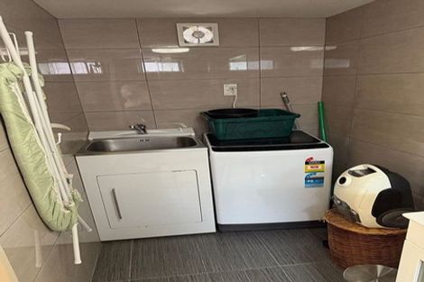 Photo of property in 2 Mediterranean Way, Goodwood Heights, Auckland, 2105
