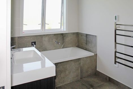 Photo of property in 15 Cyprus Place, Fitzherbert, Palmerston North, 4410