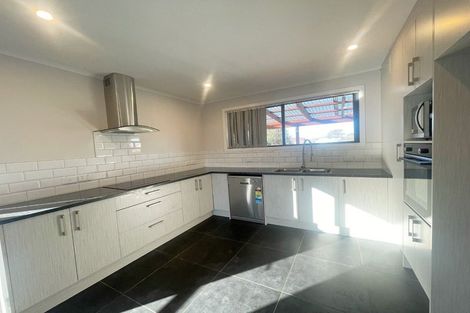 Photo of property in 9 Staverton Crescent, Mangere, Auckland, 2022