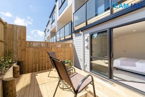 Photo of property in 7/11 Kayle Glen, West Harbour, Auckland, 0618