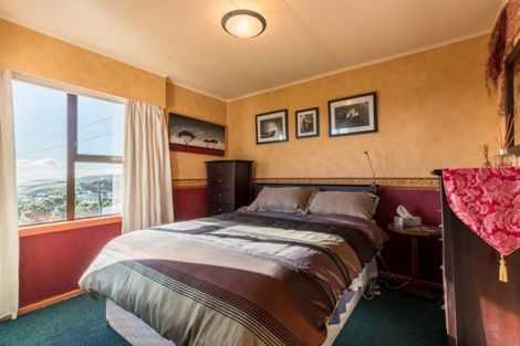 Photo of property in 13 Brooker Grove, Newlands, Wellington, 6037