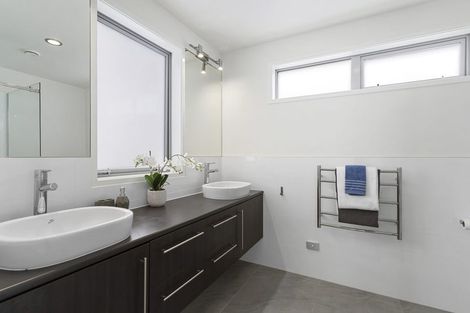 Photo of property in 4 Ravello Rise, Flat Bush, Auckland, 2019