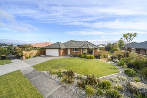 Photo of property in 5 Sycamore Crescent, Fitzherbert, Palmerston North, 4410