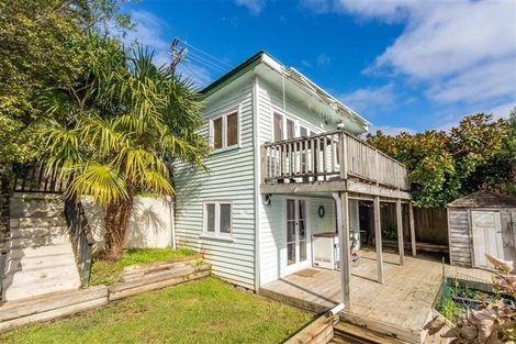 Photo of property in 8 Dorothy Road, Laingholm, Auckland, 0604