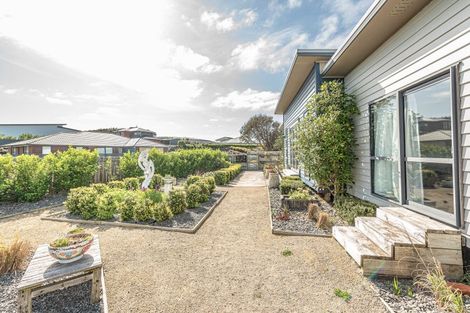 Photo of property in 14 Golf Vue Place, Castlecliff, Whanganui, 4501