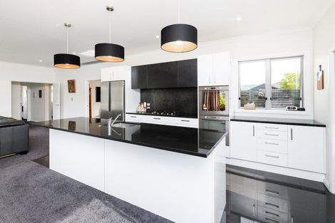 Photo of property in 4 Saint Heliers Grove, Fitzherbert, Palmerston North, 4410