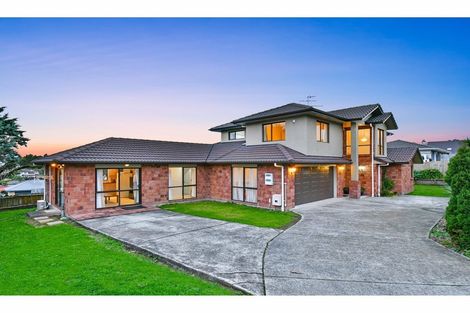 Photo of property in 32 Piper Place, Goodwood Heights, Auckland, 2105