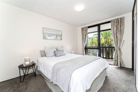 Photo of property in 2/28 Exeter Place, Unsworth Heights, Auckland, 0632