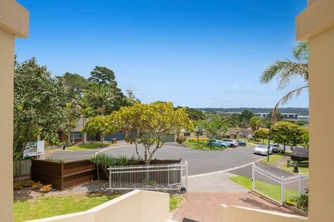 Photo of property in 32 Canary Place, Unsworth Heights, Auckland, 0632