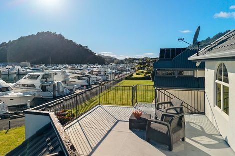 Photo of property in 37 Waikawa Road, Picton, 7220