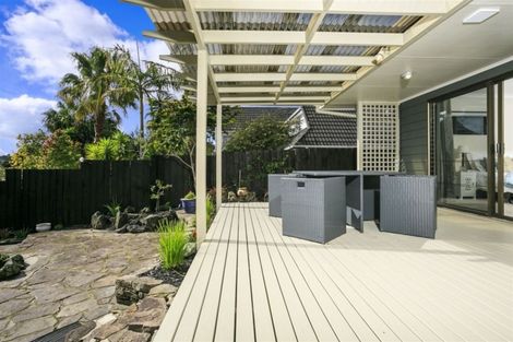 Photo of property in 6 Ravenstone Place, Chatswood, Auckland, 0626