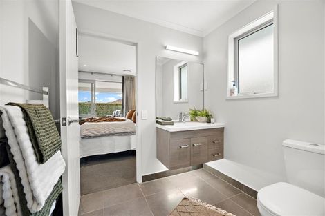 Photo of property in 24 Sir Lincoln Drive, Kumeu, 0810