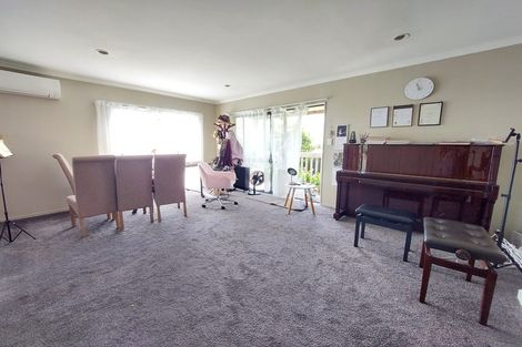 Photo of property in 28 Marcel Place, Glenfield, Auckland, 0629