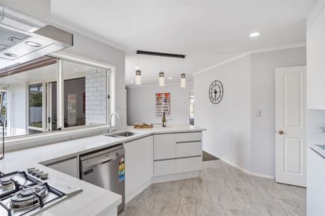 Photo of property in 9 Camerton Close, Northpark, Auckland, 2013