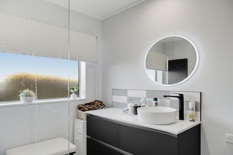 Photo of property in 8 Chalmers Close, Orewa, 0931
