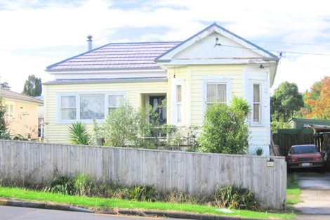 Photo of property in 82 View Road, Henderson, Auckland, 0612
