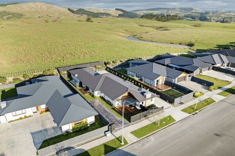 Photo of property in 32 Atlantic Drive, Fitzherbert, Palmerston North, 4410