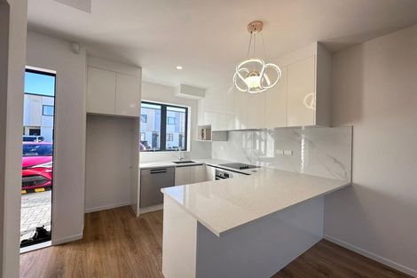 Photo of property in 2/103 Botany Road, Botany Downs, Auckland, 2010