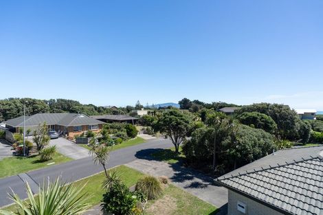 Photo of property in 18 Marram Way, Peka Peka, Waikanae, 5391