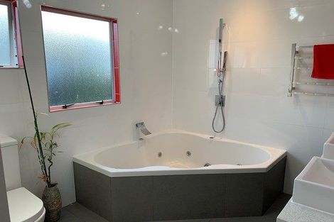 Photo of property in 8 Caribbean Drive, Unsworth Heights, Auckland, 0632