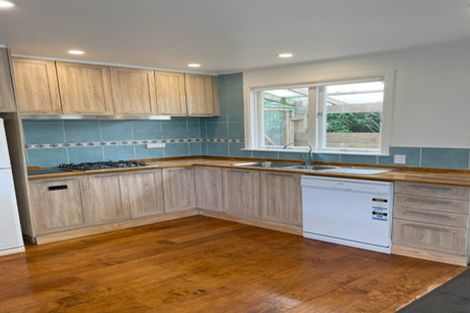 Photo of property in 16 Balmain Street, Newlands, Wellington, 6037