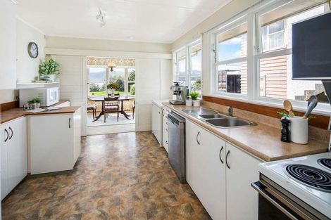 Photo of property in 121 Breaker Bay Road, Breaker Bay, Wellington, 6022