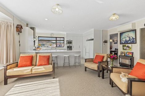 Photo of property in 87 Victory Crescent, Tawa, Wellington, 5028