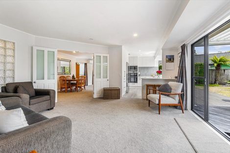 Photo of property in 25 Suncrest Drive, West Harbour, Auckland, 0618