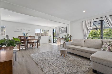 Photo of property in 27 Pohutukawa Avenue, Shelly Park, Auckland, 2014