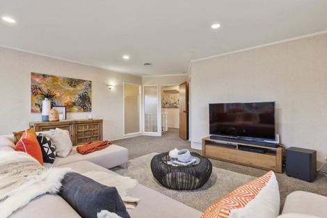 Photo of property in 203 Chelsea View Drive, Chatswood, Auckland, 0626