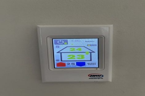 Photo of property in 68 Lake Road, Northcote, Auckland, 0627