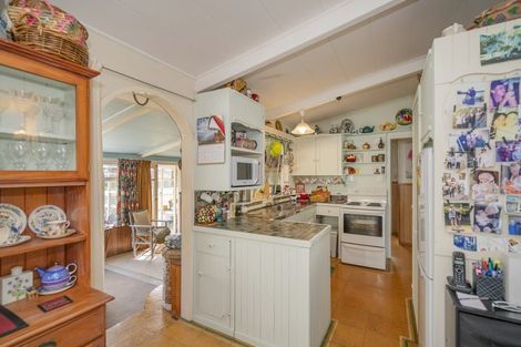 Photo of property in 14 Annette Place, Whitianga, 3510