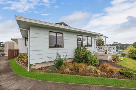 Photo of property in 46 Edgewater Parade, Waiuku, 2123