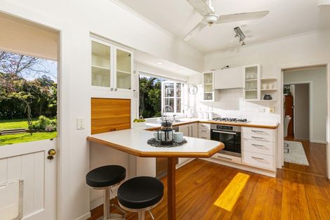 Photo of property in 8 Frieston Road, Milford, Auckland, 0620