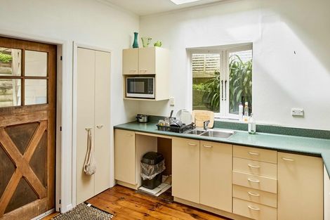 Photo of property in 41 Tio Tio Road, Miramar, Wellington, 6022