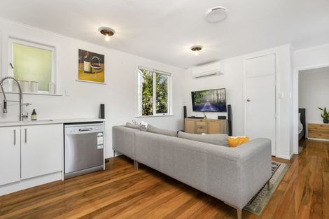 Photo of property in 90 Kelman Road, Kelston, Auckland, 0602