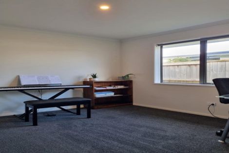 Photo of property in 28 Kitemaunga Avenue, One Tree Point, 0118